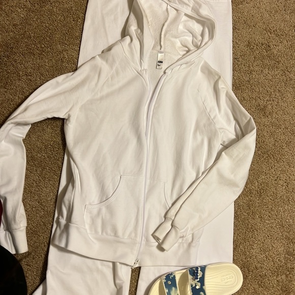 California fleece jogging pants XL and jacket L, but runs a little small. - Picture 7 of 8